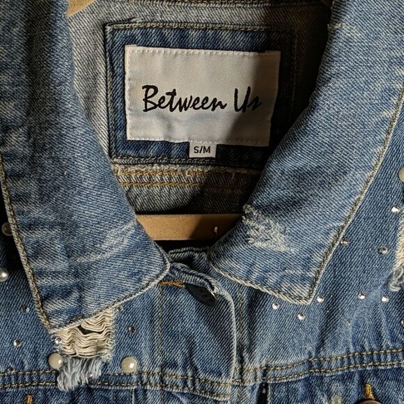 ❤️Between Us Distressed Denim pearl beaded Trucker Jacket - Picture 2 of 7